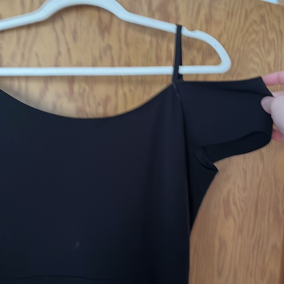 Tulip skirt, off the shoulder dress - Picture 5 of 6